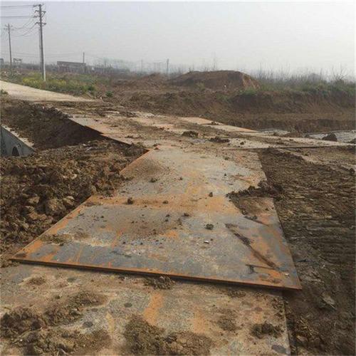 建筑工地铺路钢板专业租赁 低价出租，土方施工专用，泥路不用愁