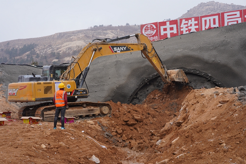 山东:莱荣铁路二标五座隧道全部进洞